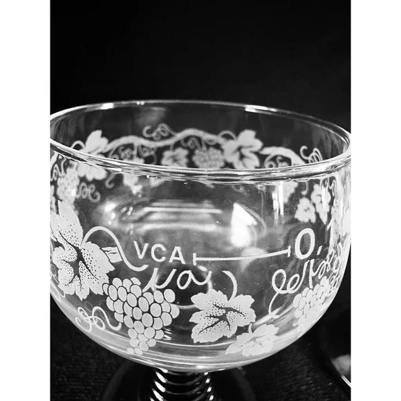 Luminarc France Green Etched Grapevine Wine Glasses beehive Stem ribbed Set of 2 - Picture 7 of 14